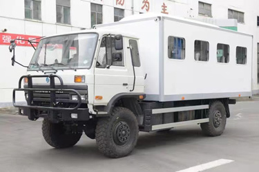 四驅(qū)153越野廂式車_4×4東風2070越野客車_東風30人客艙房車